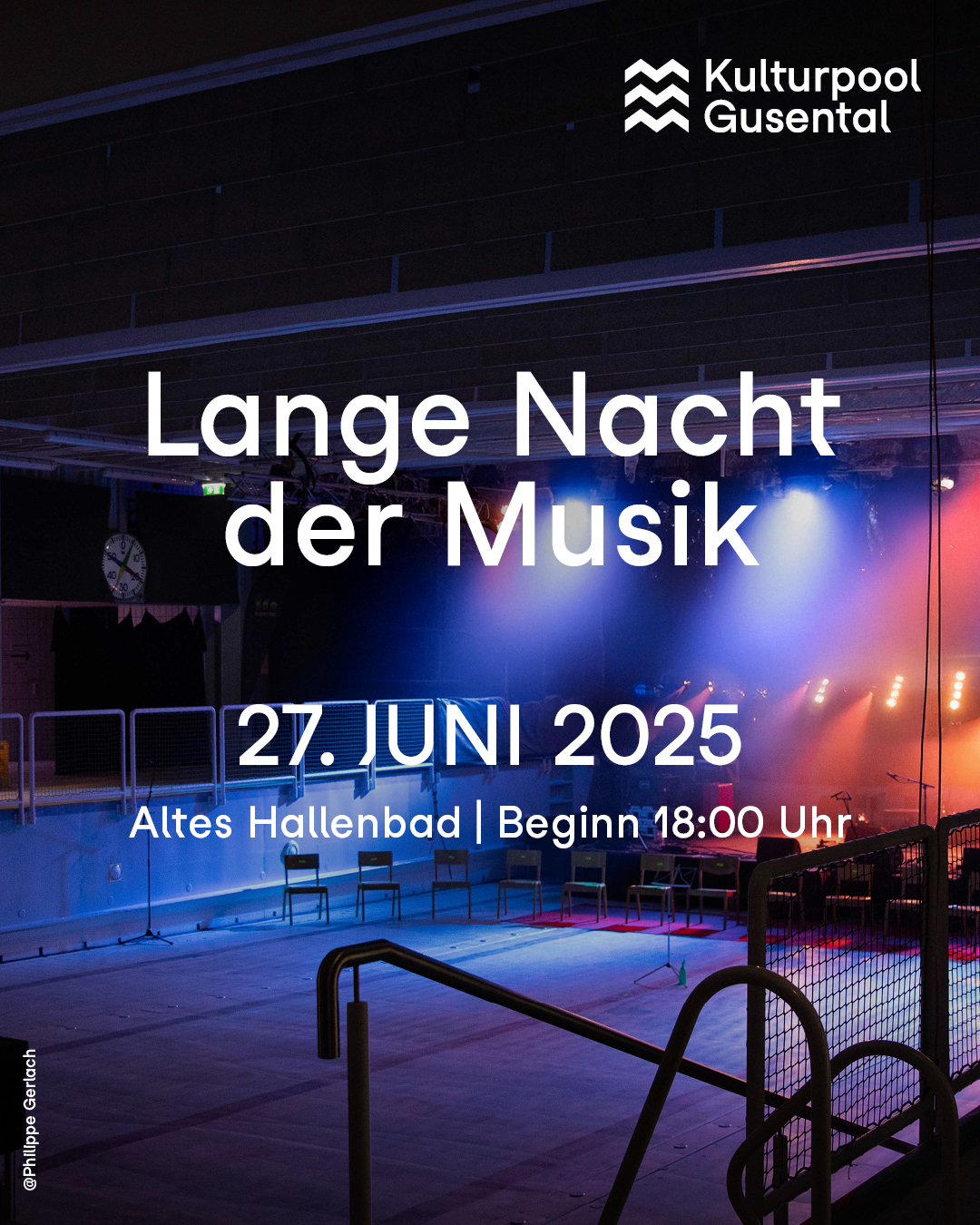 Veranstaltungsbild Lange Nacht der Musik Mit Bühnenlicht beleuchtetes großes Becken ohne Gäst:innen Hardfacts als overlay